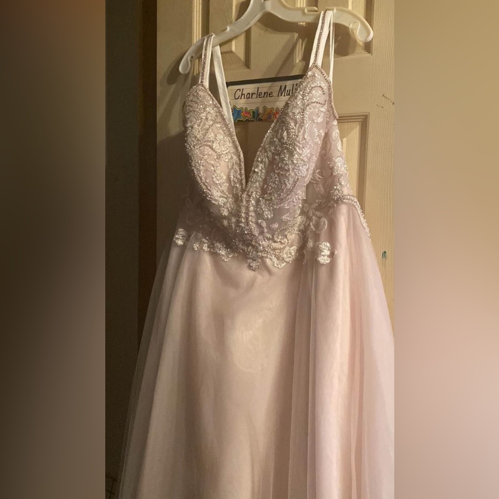 Wedding Dress - Picture 1 of 3